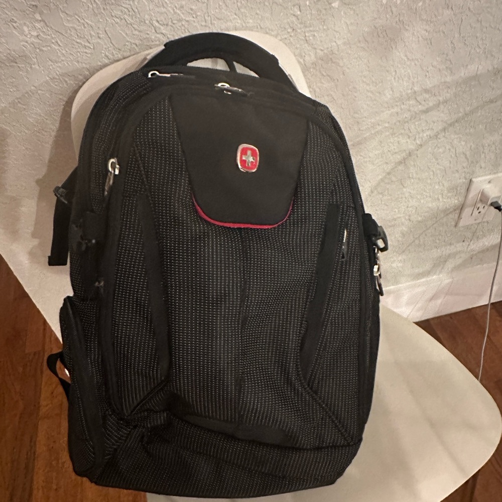 Spec: Overall 18.5 (H) x 12 (W) x 8 (D)
Capacity:  24.74 L
Fits Laptop: < 18”